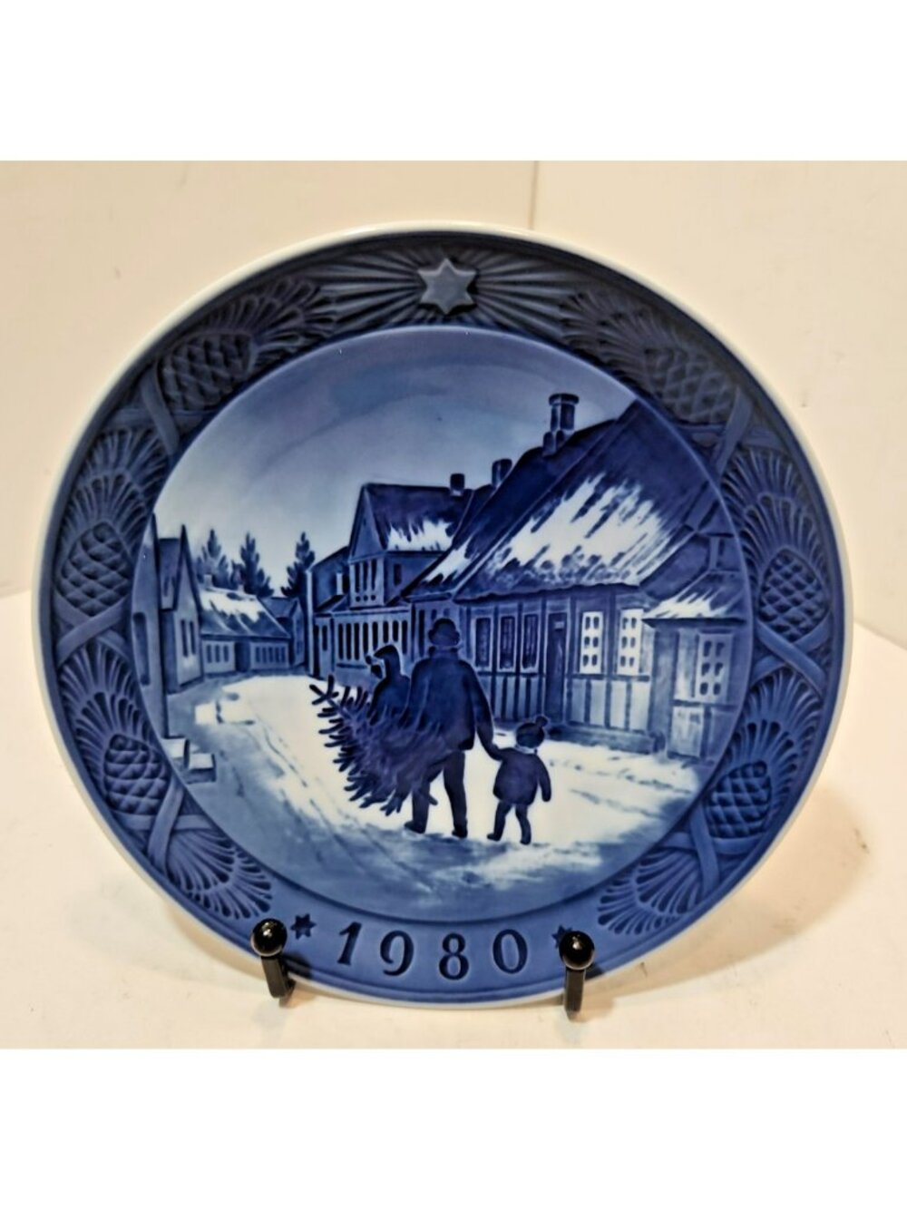 Vtg. 1980 Royal Copenhagen Christmas Plate Bringing Home The Christmas Tree